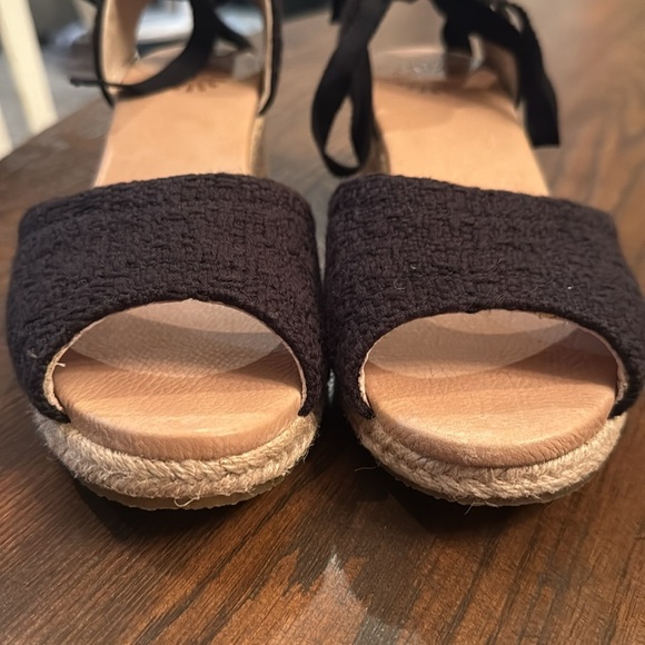 UGG Women's Classic Black Delmar Espadrille Wedges. Women size 7 - Picture 5 of 8